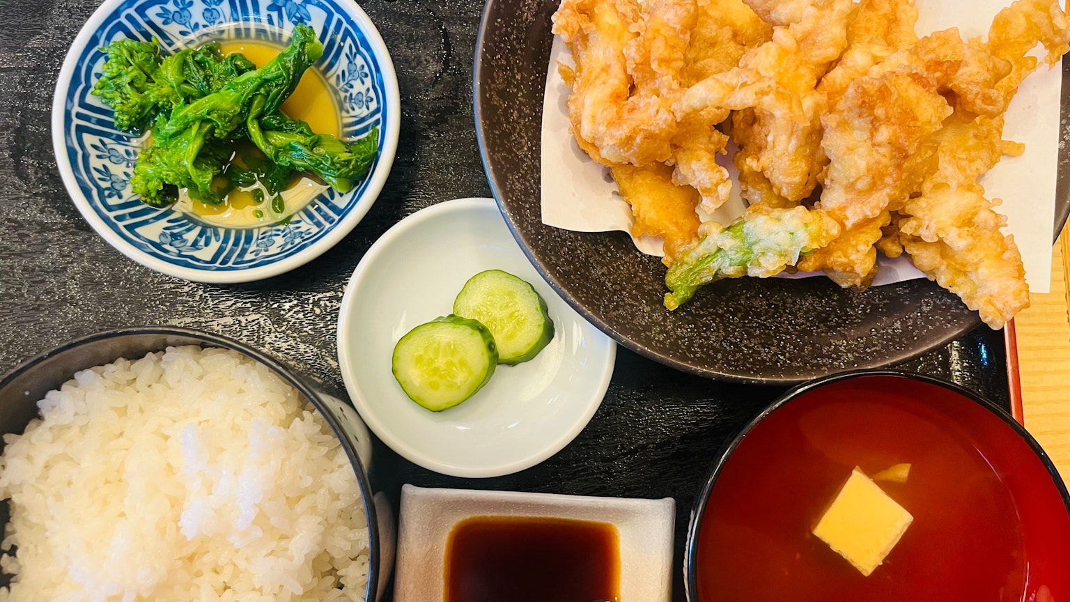 一份天婦羅配米飯、味噌湯、醃菜和小碟蔬菜