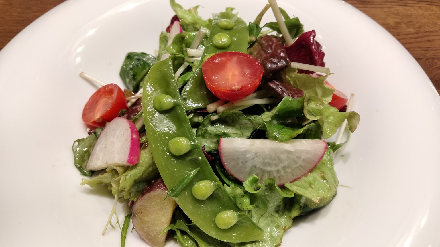 Un'insalata fresca con verdure verdi e pomodori rossi su un piatto
