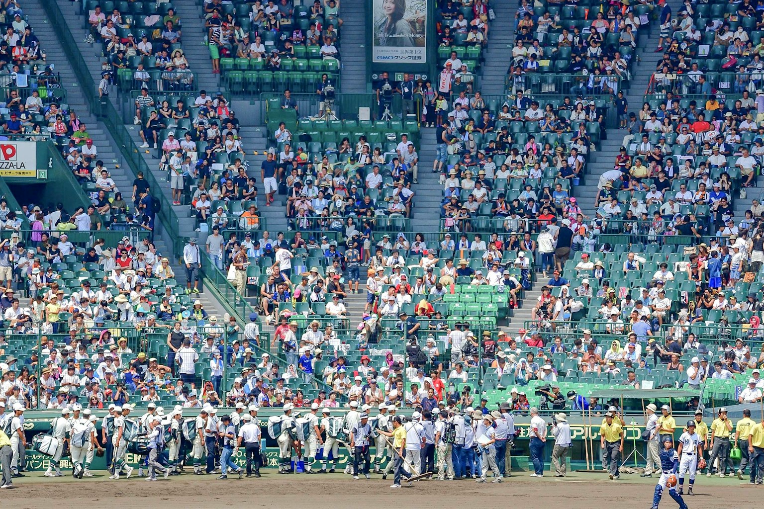 Hình ảnh của một sân vận động đông đúc đầy khán giả cho thấy một đám đông lớn