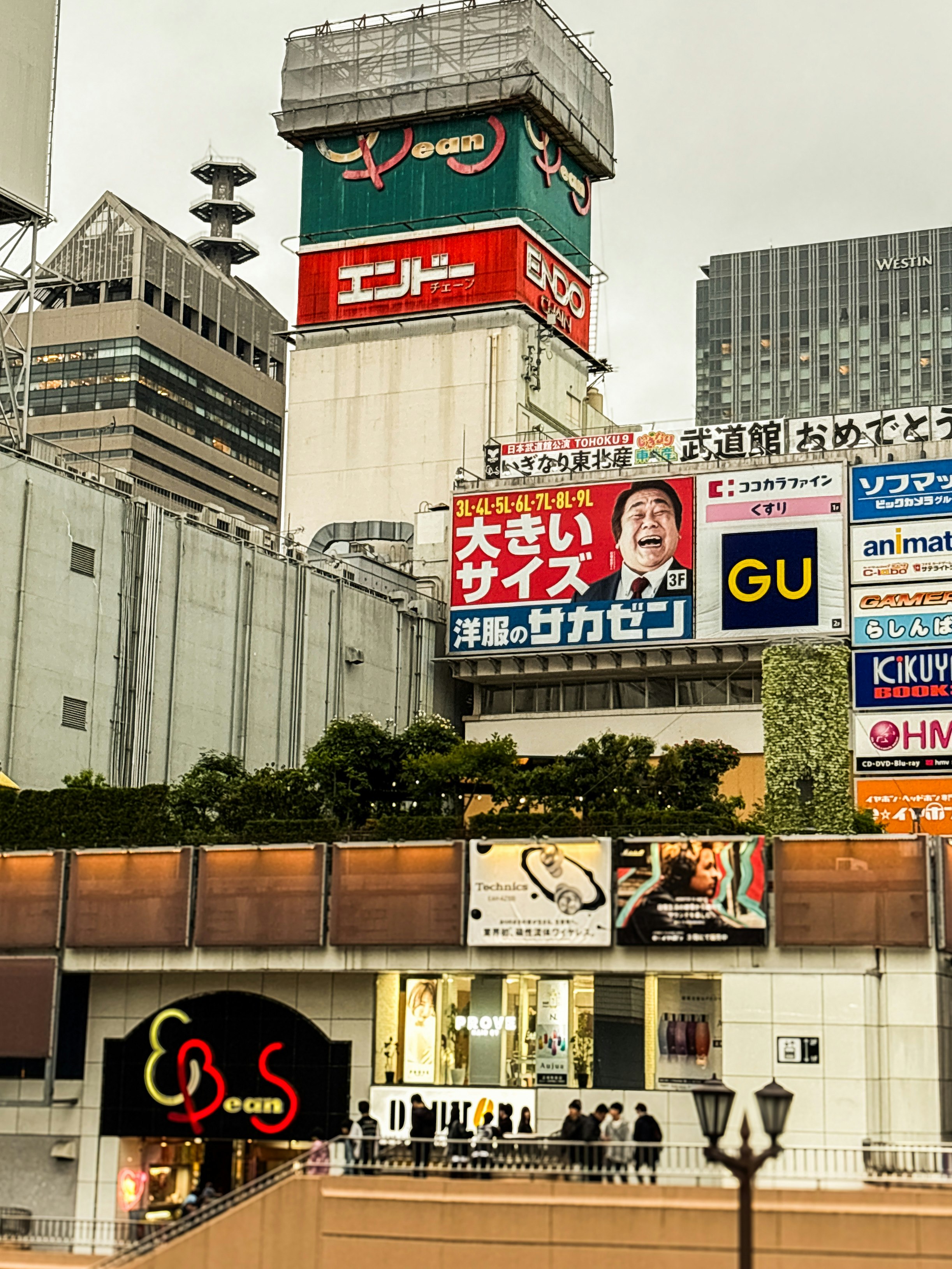 工事中の看板が並ぶ仙台の街角