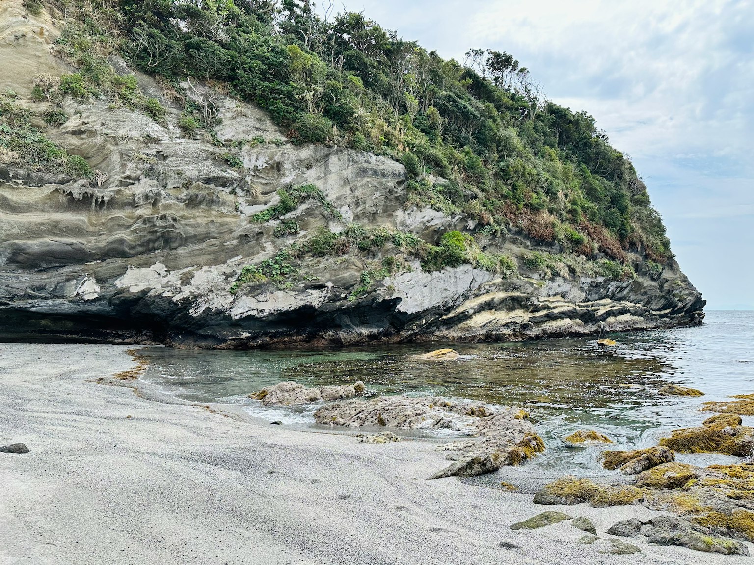 宁静的海岸线与岩石悬崖和宁静的水域