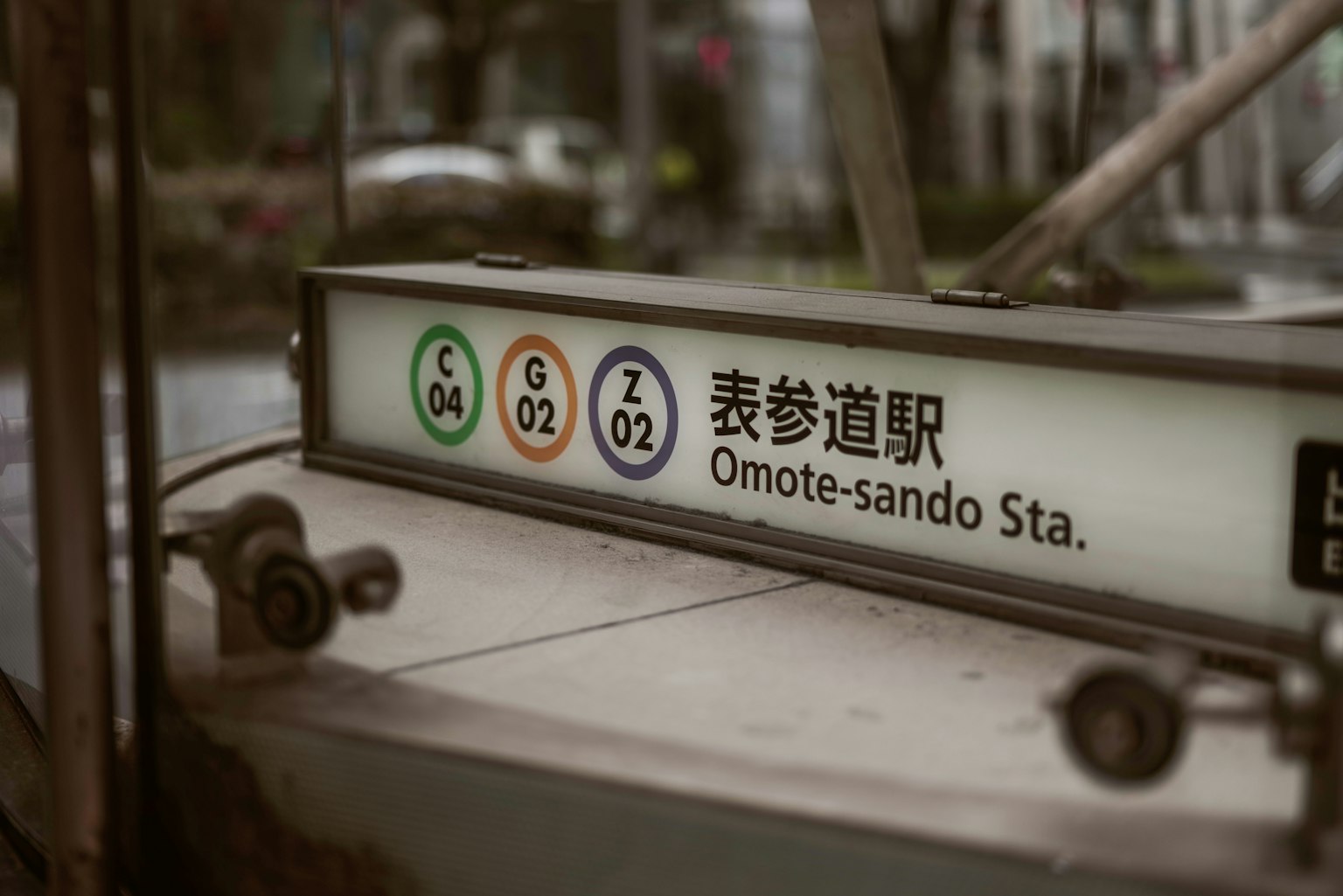 Hình ảnh biển báo ga Omote-sando với số tuyến