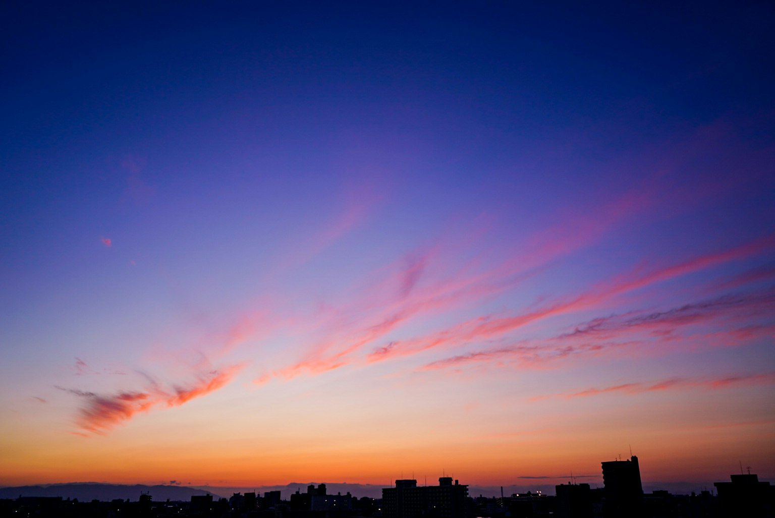 Dégradé de rose et d'orange dans un ciel au coucher du soleil