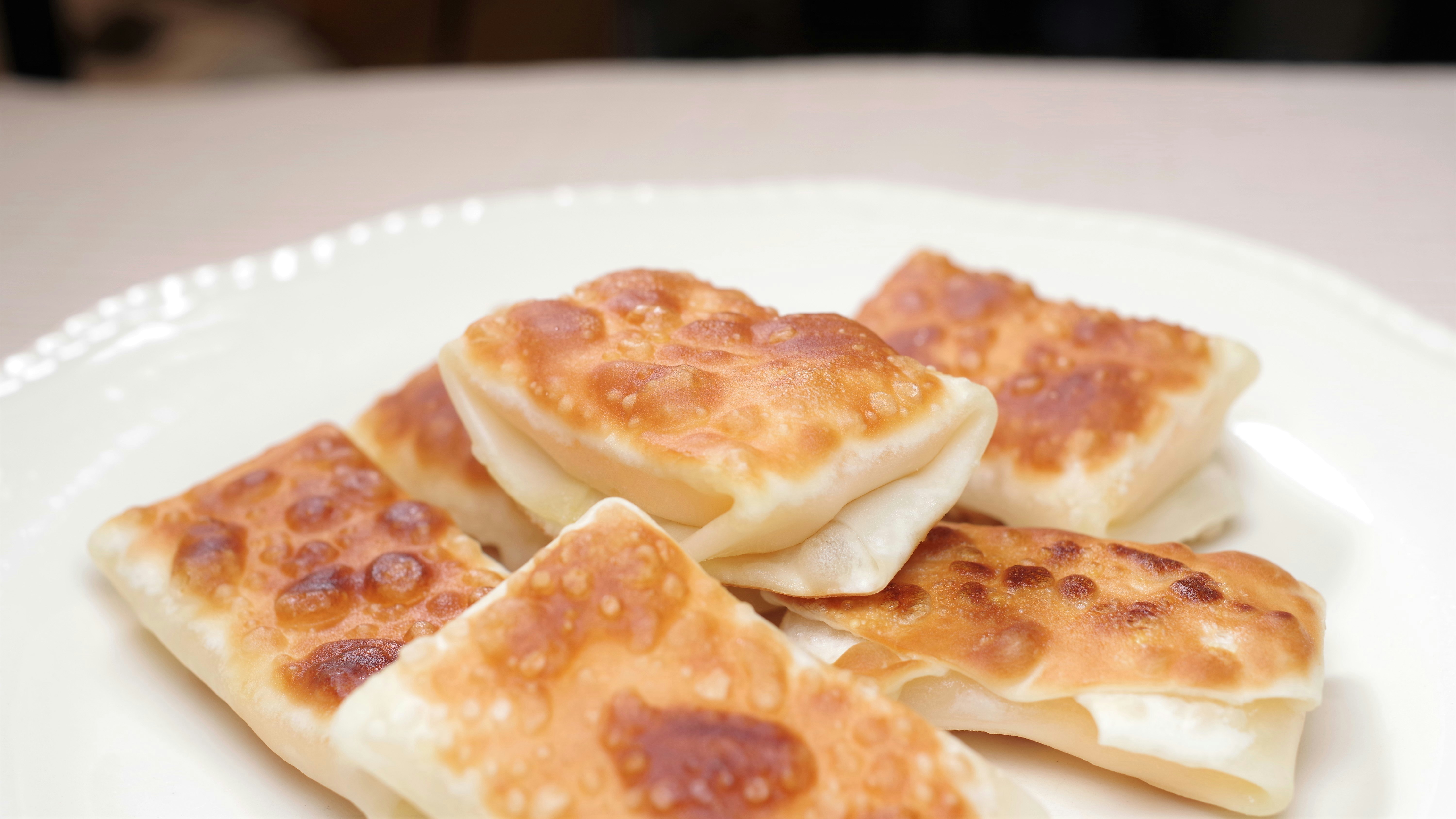 một đĩa bánh pastry nướng vàng