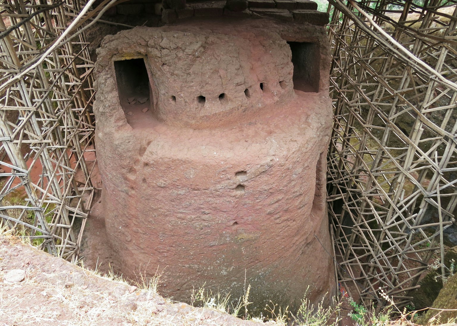 古代石结构被木制支架包围以进行保护