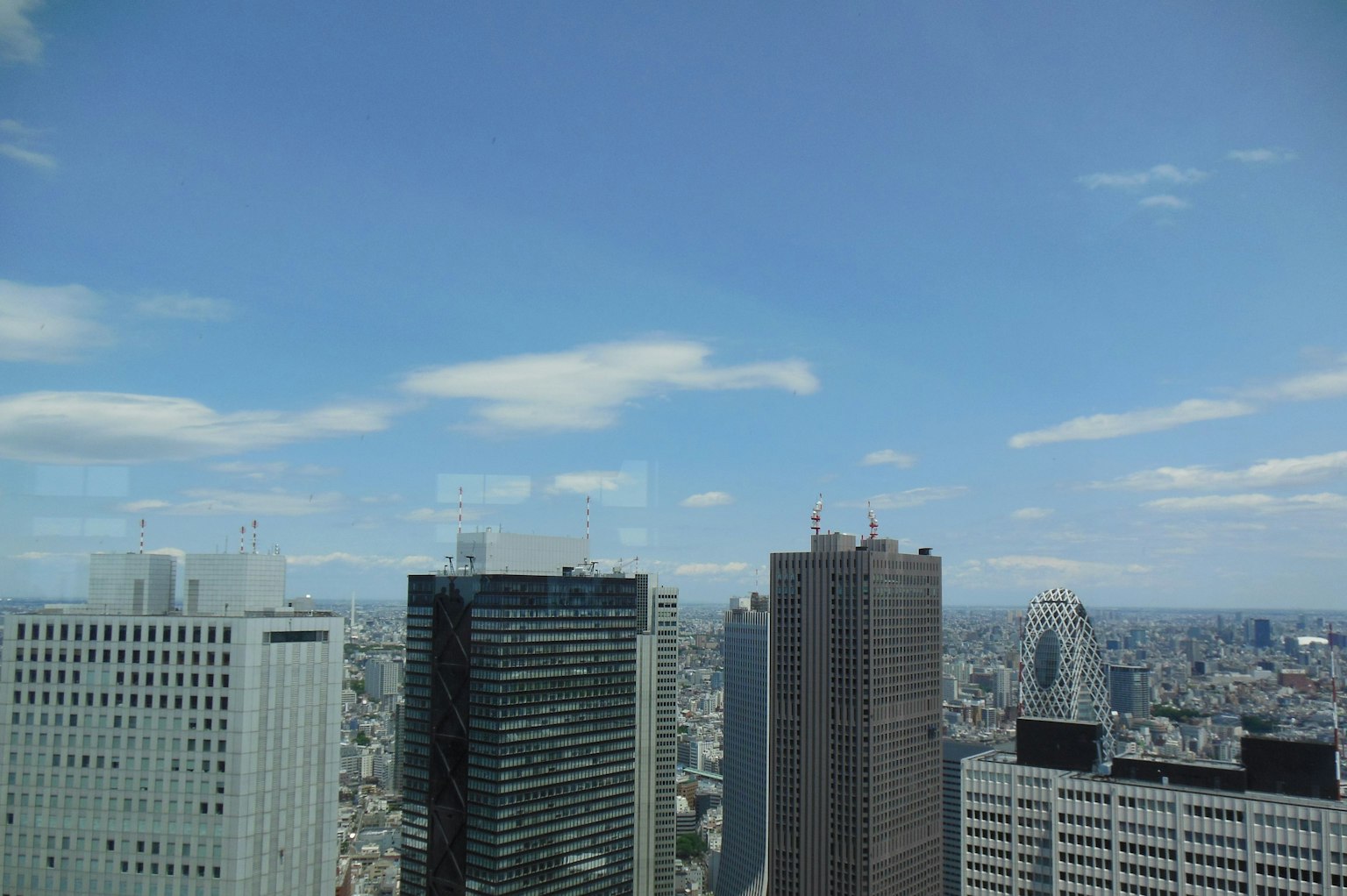 Paysage urbain avec de grands bâtiments sous un ciel bleu clair
