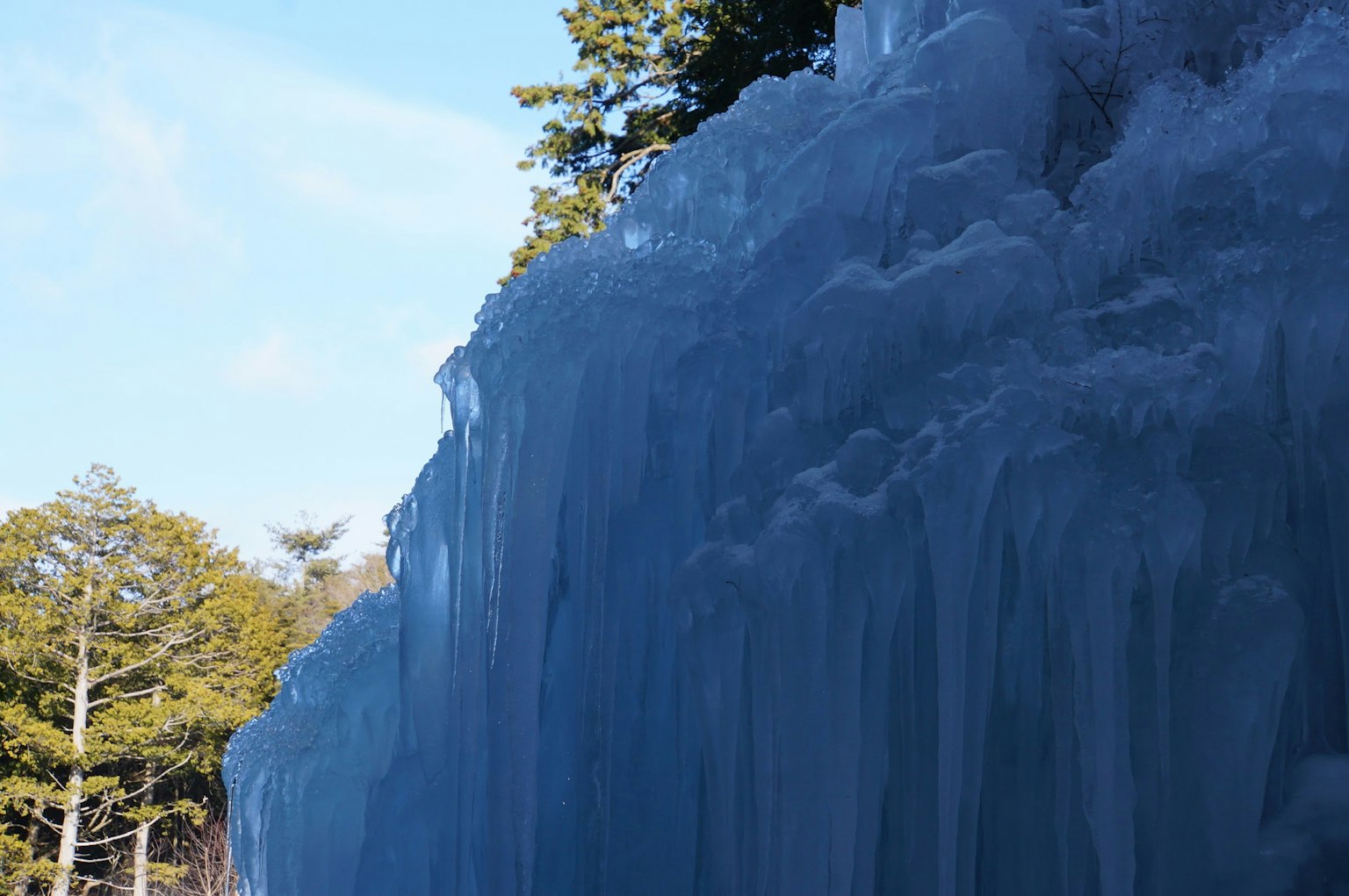 Paesaggio naturale con un muro di ghiaccio contro un cielo blu