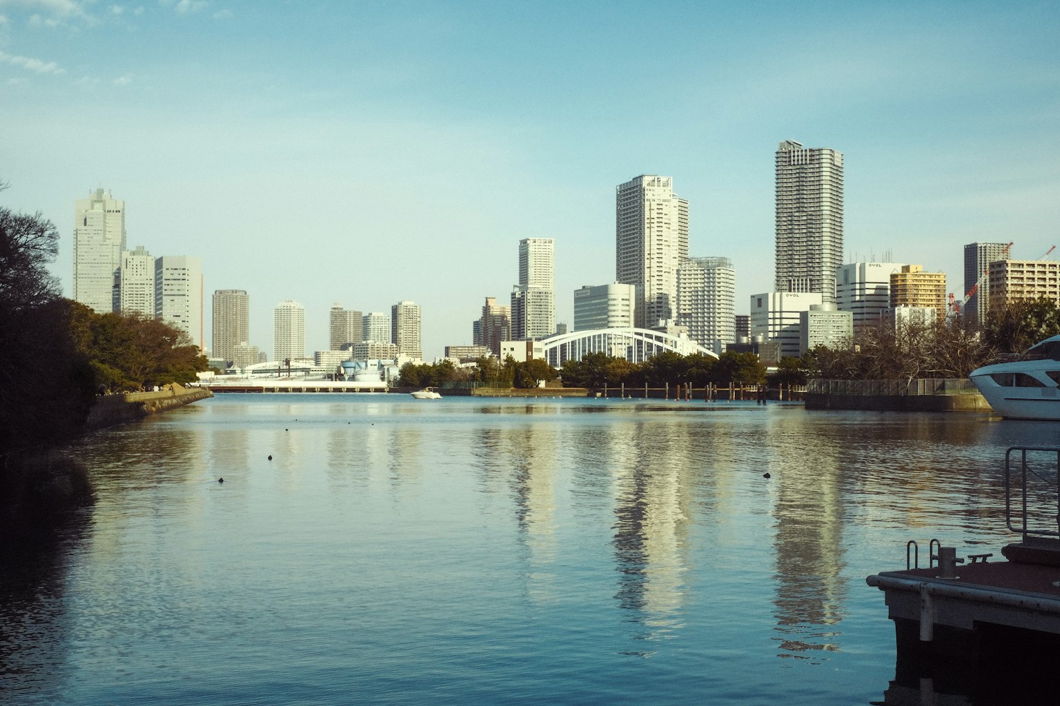 Horizonte urbano con un río y edificios modernos