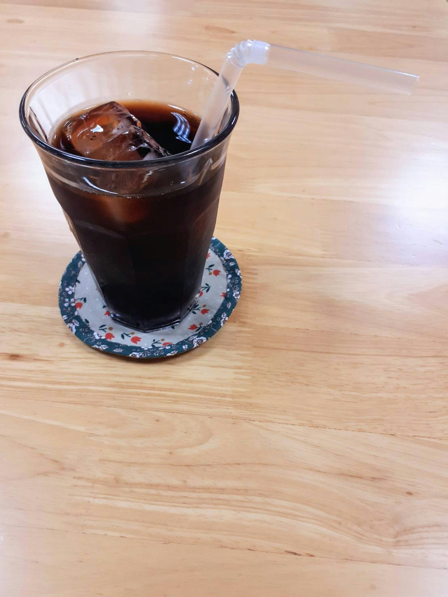 木桌上的冰咖啡和冰塊的玻璃杯