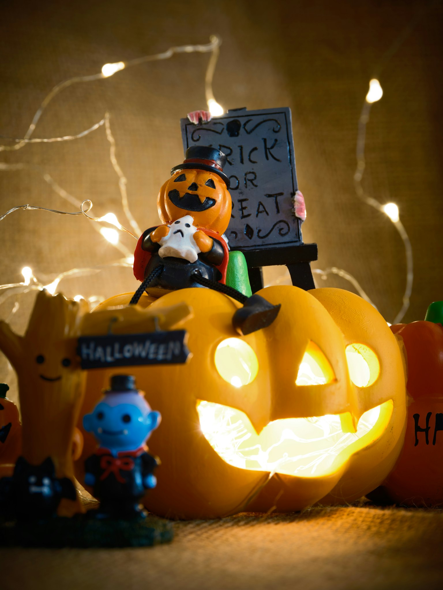 Decorazioni colorate di Halloween con zucche e piccole figurine disposte in una scena festiva