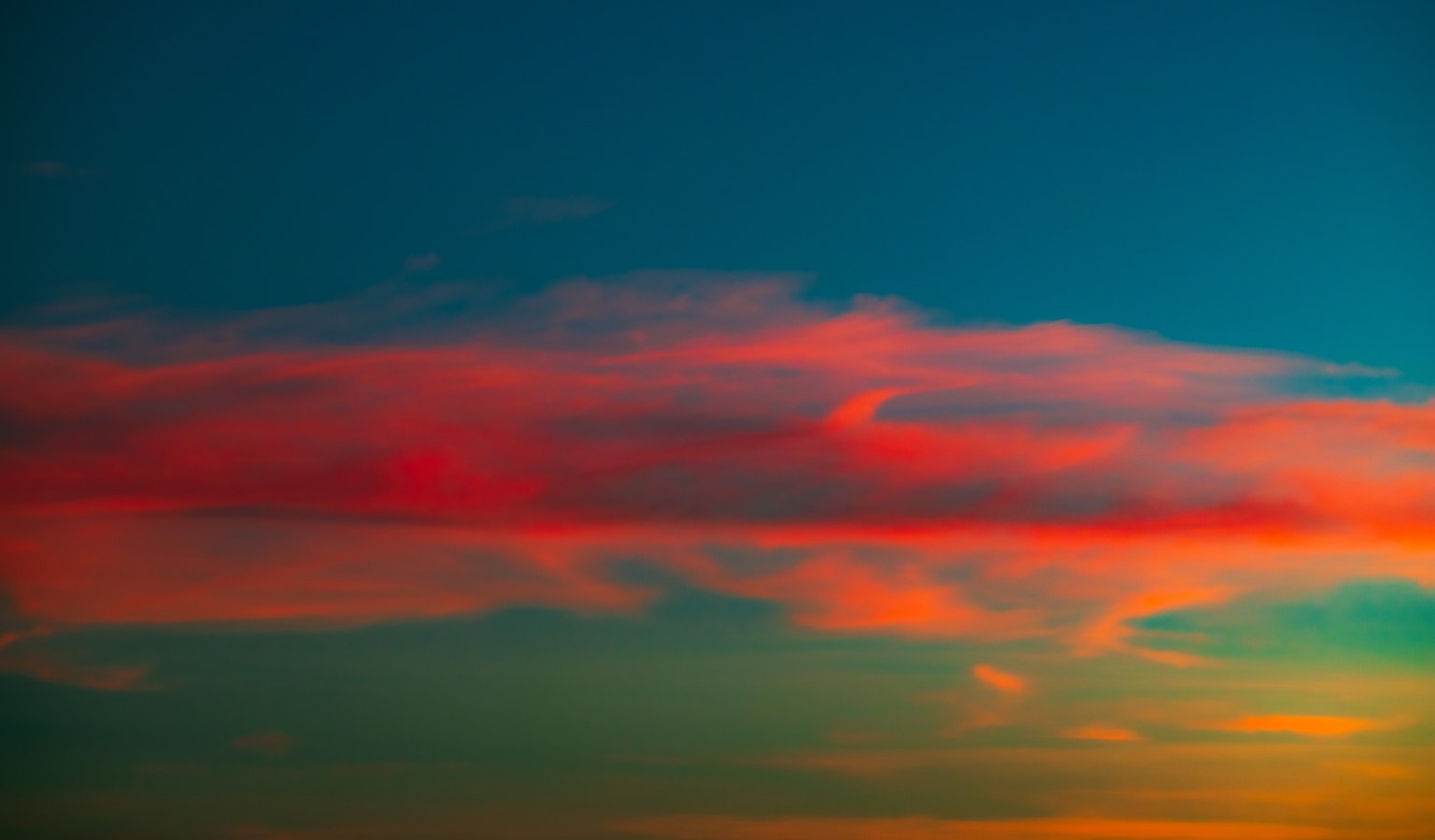 多彩的夕阳天空与云彩