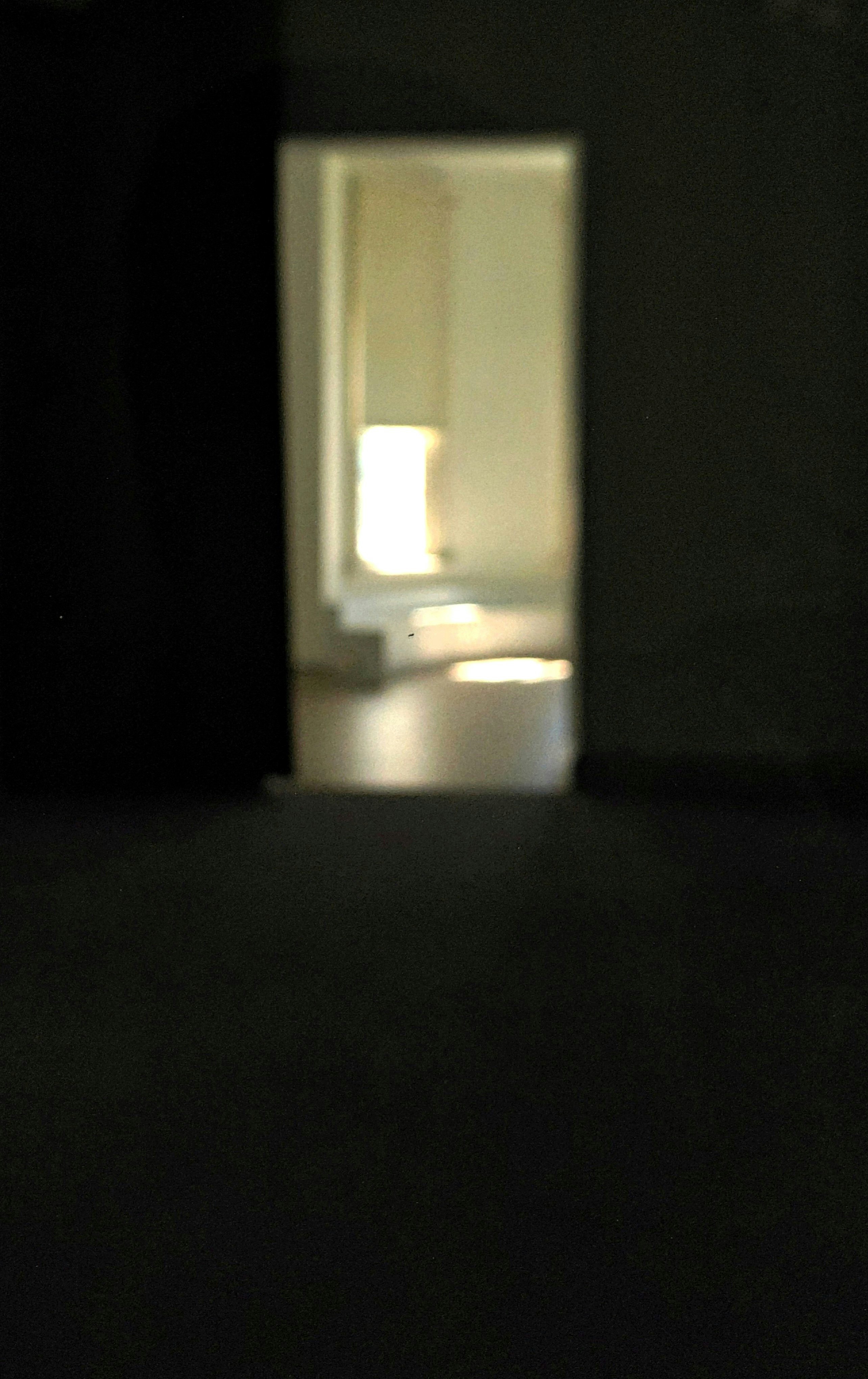 暗い室内の奥に差し込む微かな光のある開口部