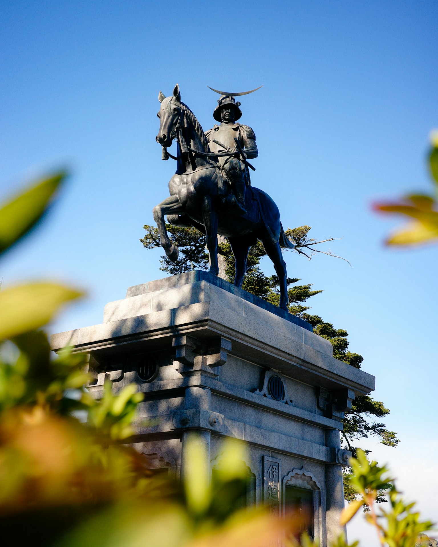 Tượng samurai cưỡi ngựa với nền trời xanh