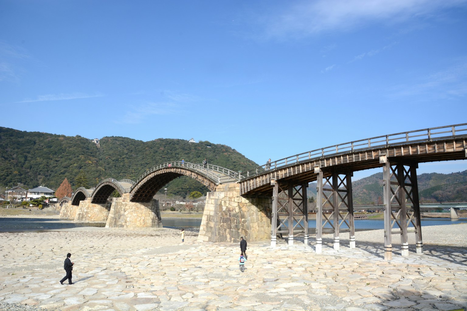 Beau pont en bois en arc avec un ciel bleu clair