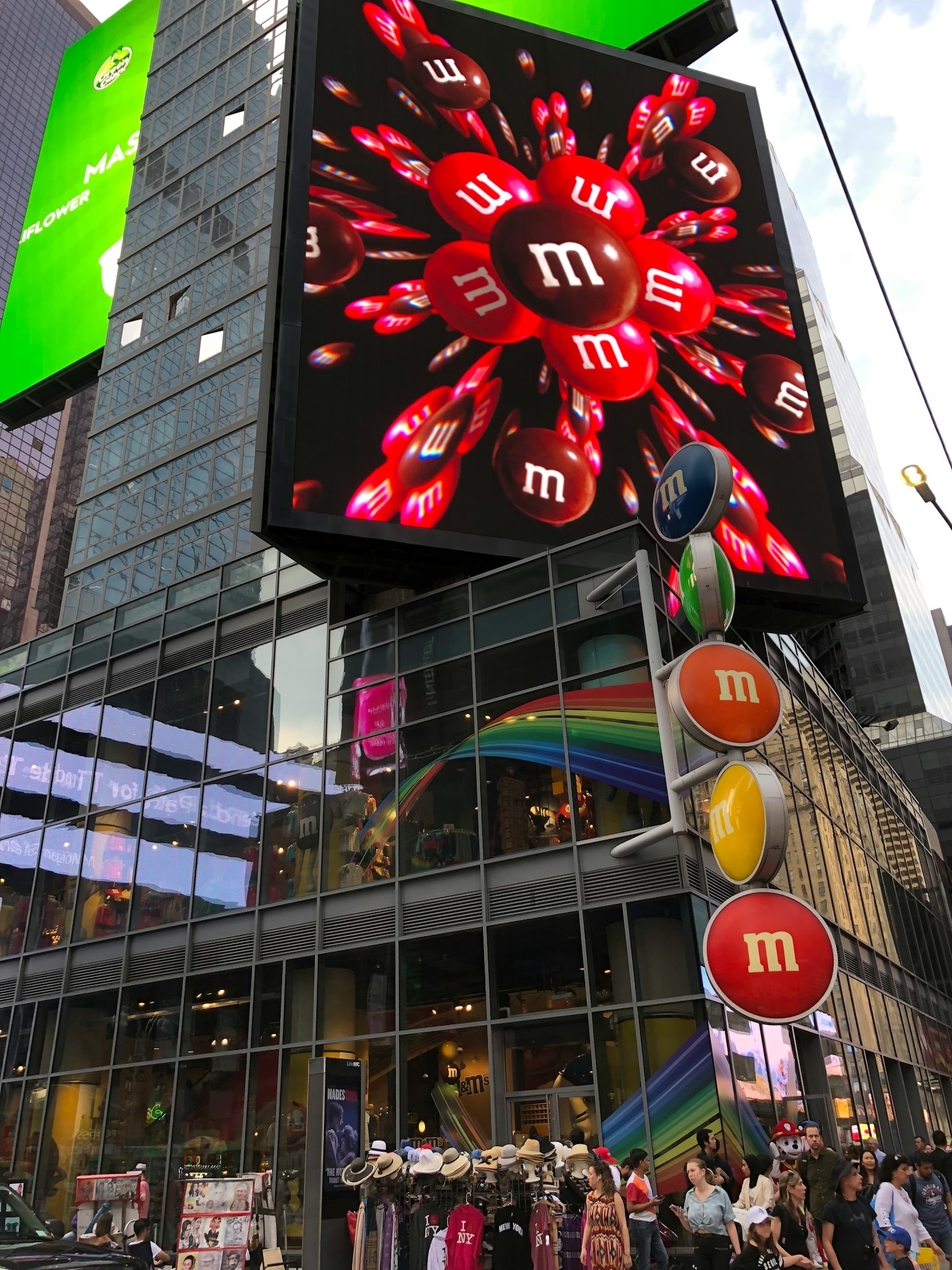 Iklan M&M besar di Times Square dengan tanda M&M berwarna-warni