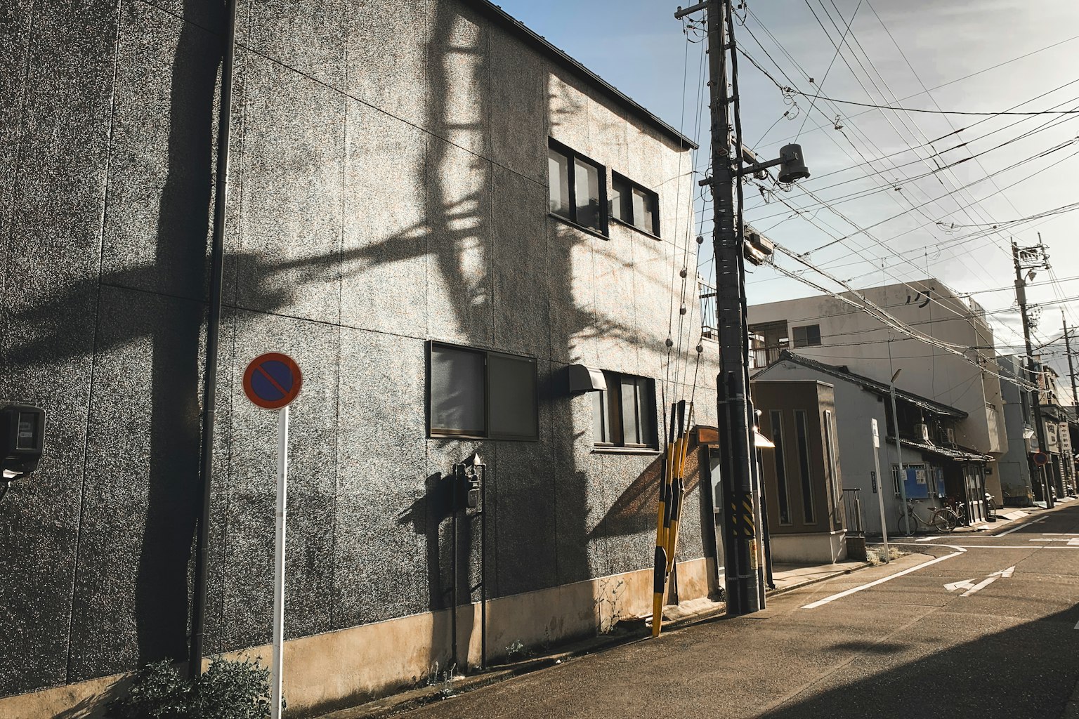 狹窄巷道中的灰色建築與對比陰影