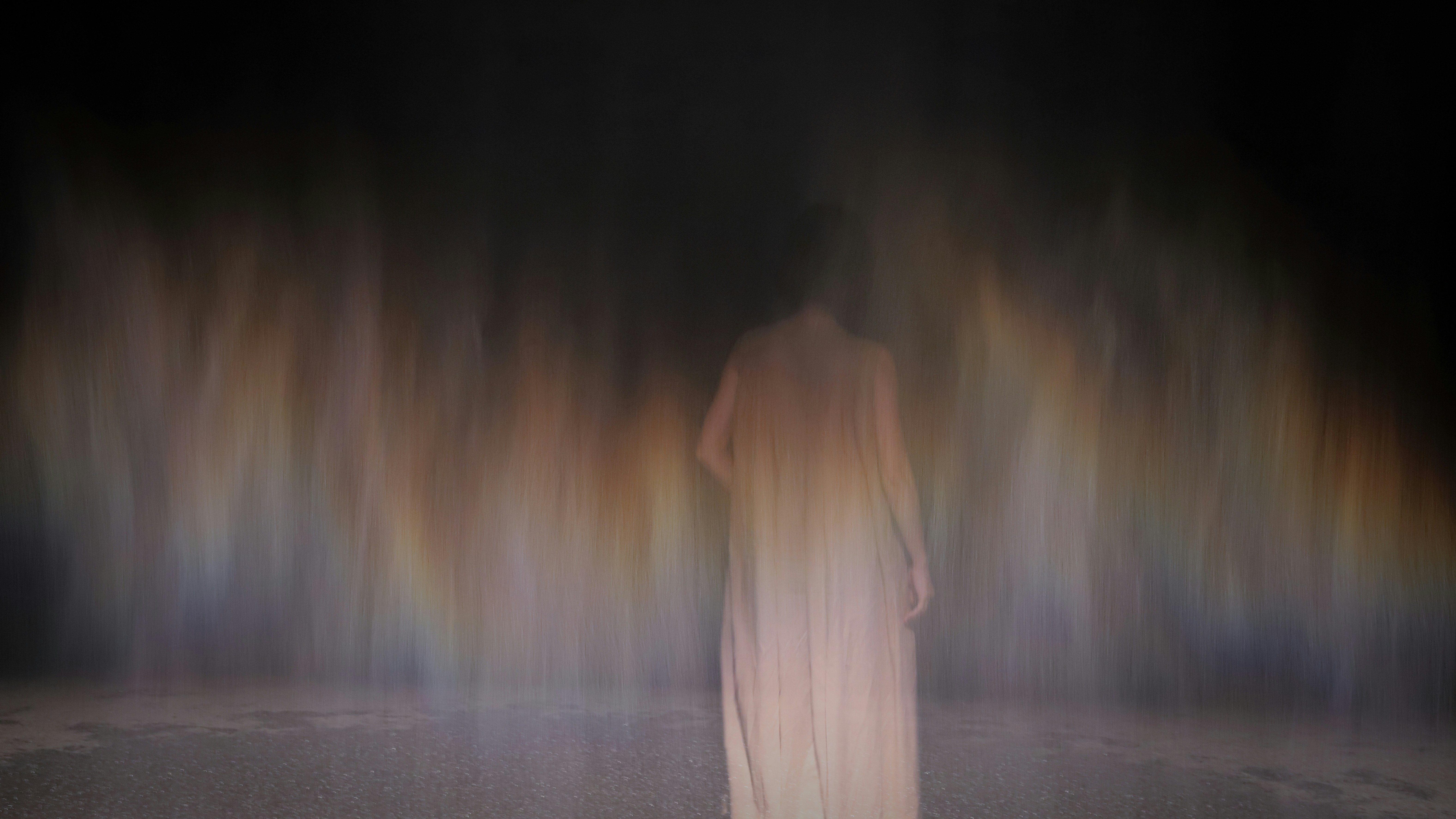 sagoma di una persona in piedi nella nebbia