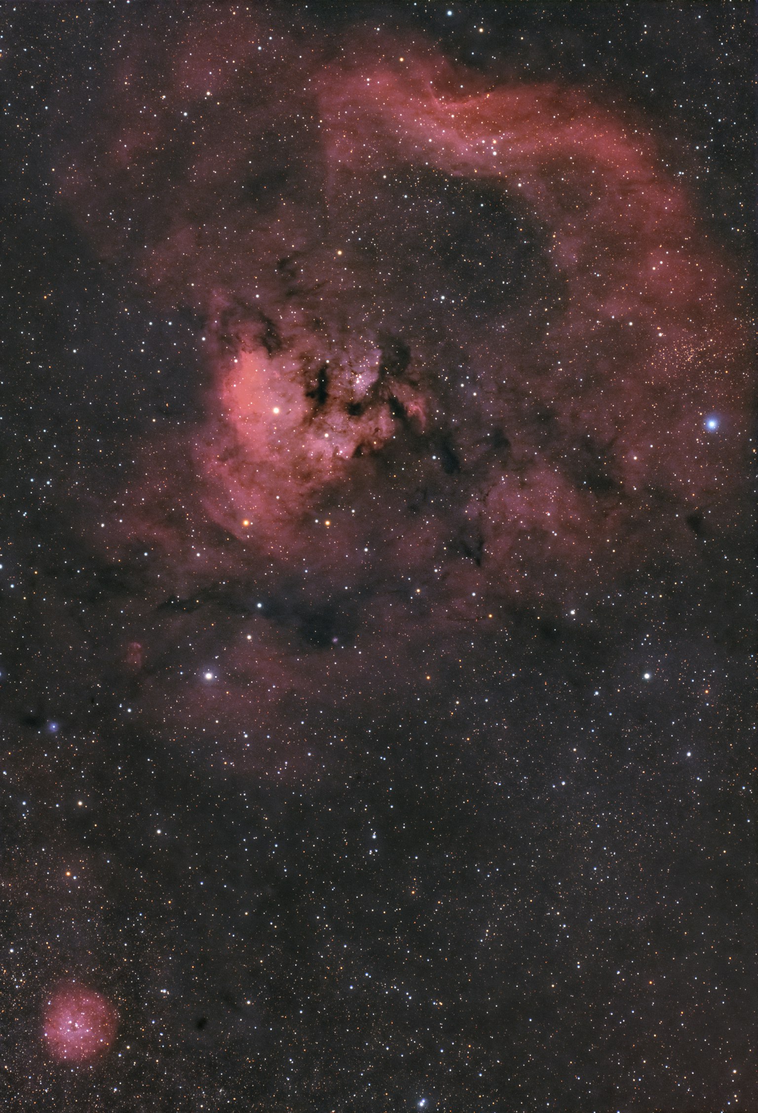 Immagine di una nebulosa con stelle brillanti nel cielo notturno