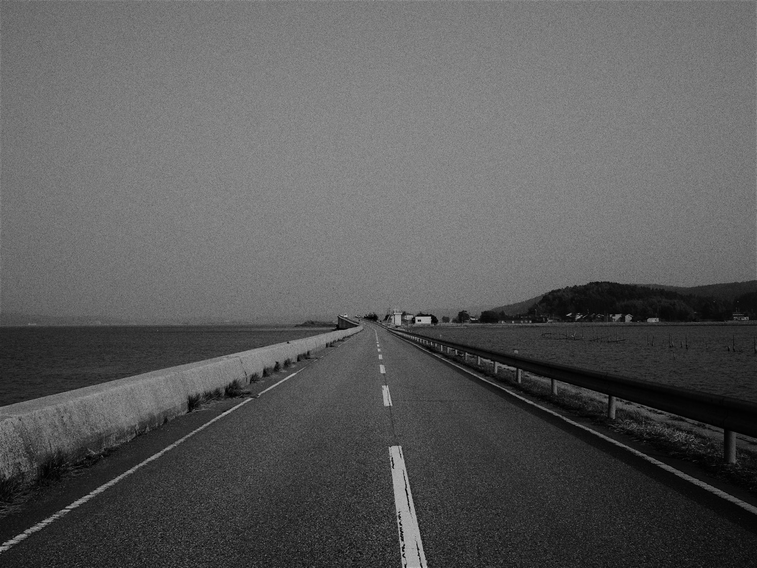 黑白照片，海邊的公路 直路與混凝土護欄