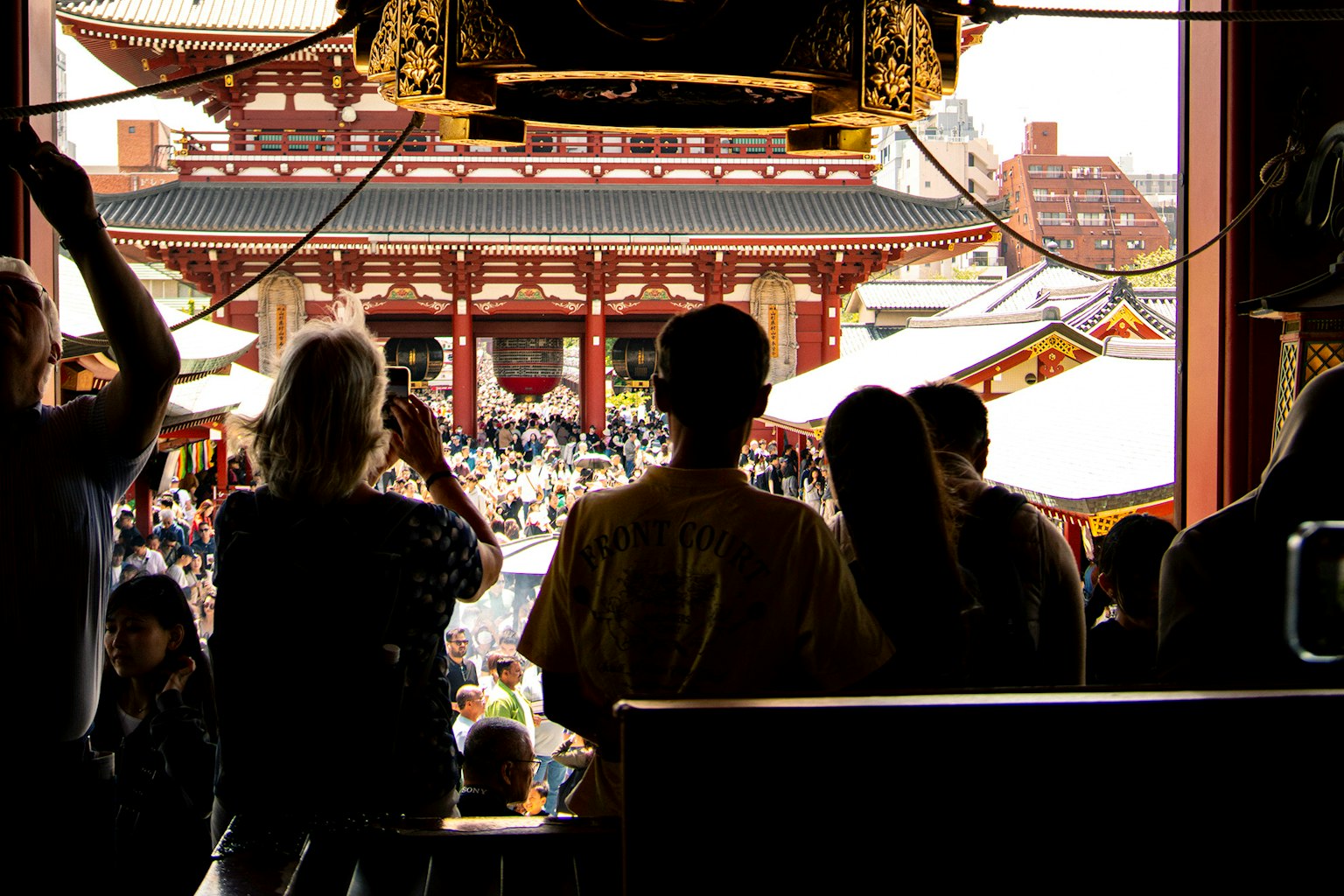 Vista del templo Senso-ji con personas reunidas frente a él