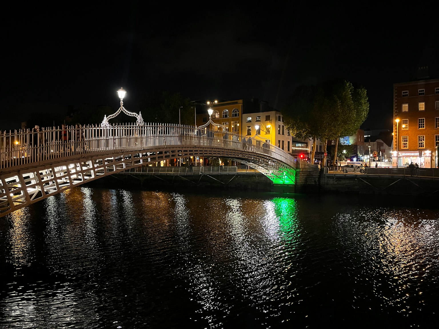 夜间都柏林哈芬尼桥及周围建筑的景观