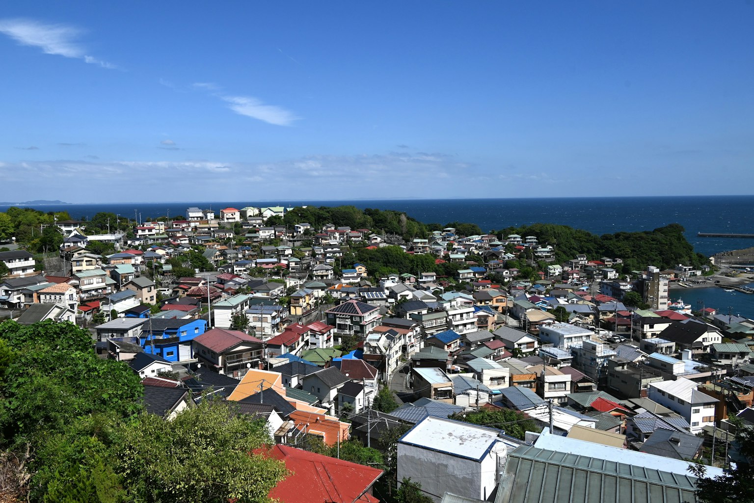 Pemandangan panorama kawasan pemukiman pesisir di bawah langit biru