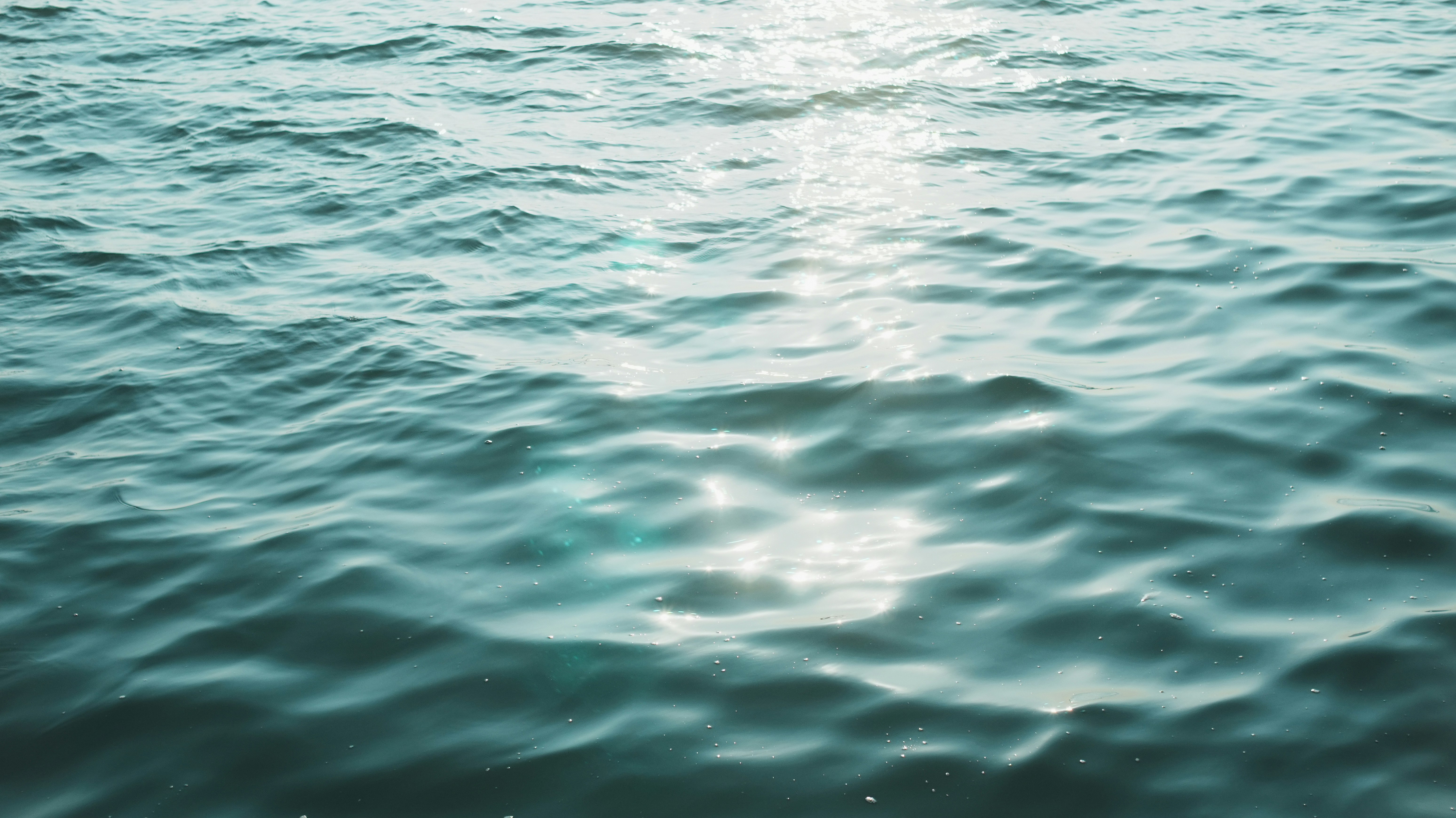 波打つ海面の水しぶきのある風景