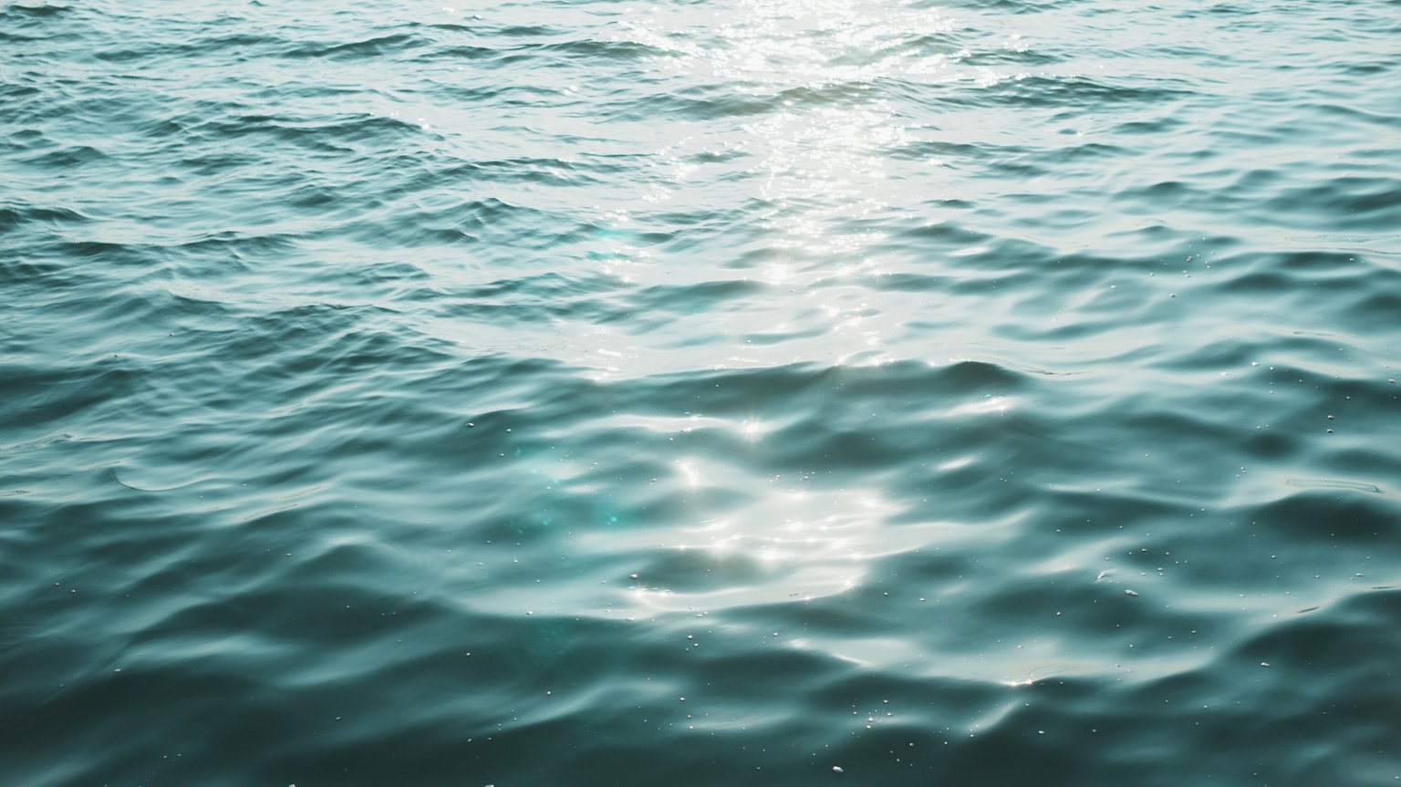 水面に反射する光と波の動きが美しい青い海
