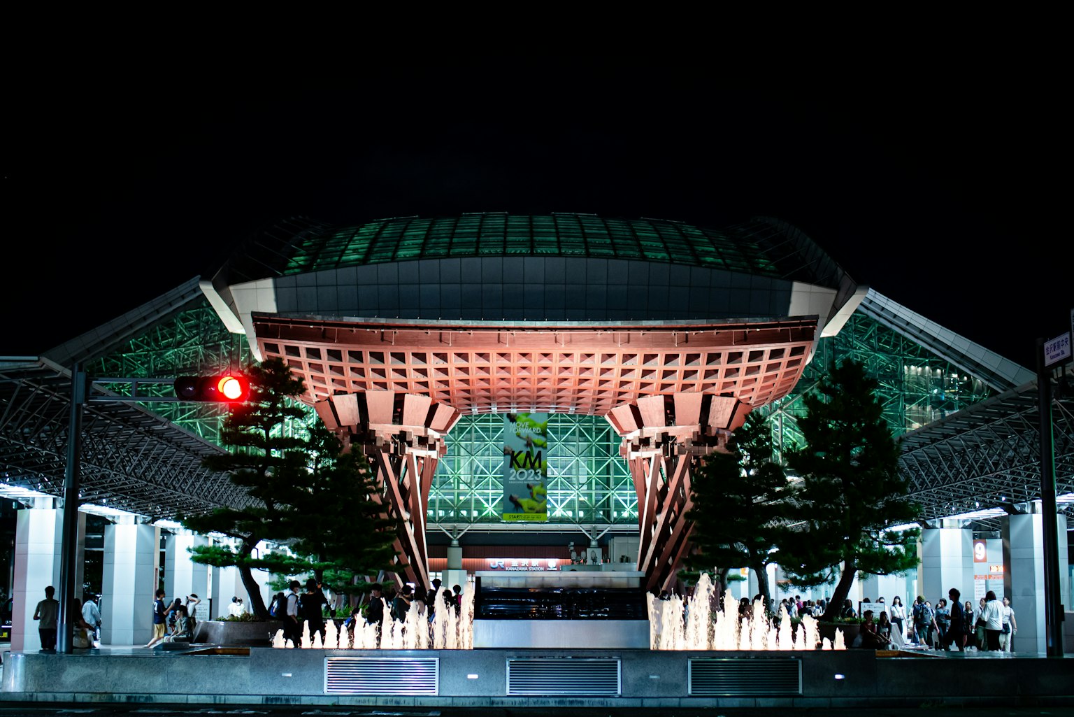 Structure architecturale moderne illuminée la nuit
