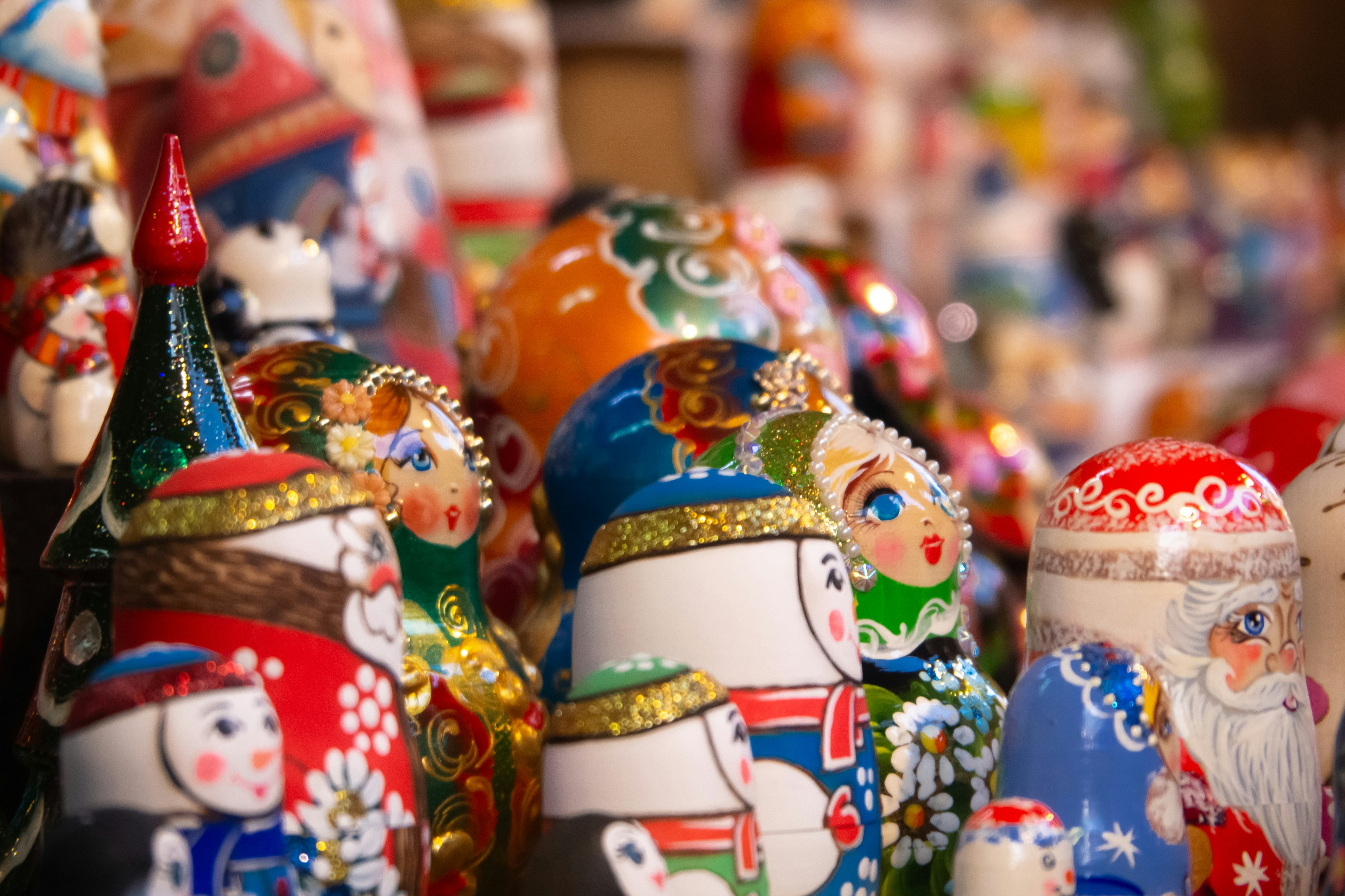 カラフルなクリスマスの木製人形の並び