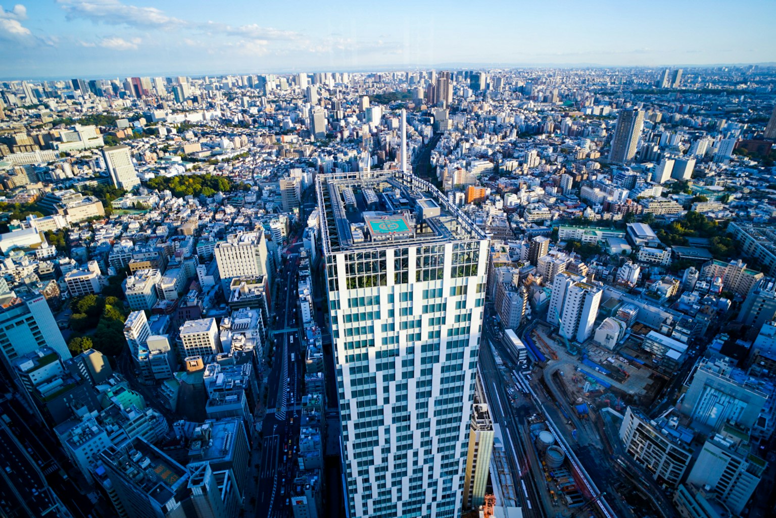 東京天際線的鳥瞰圖展示高層建築和城市風景