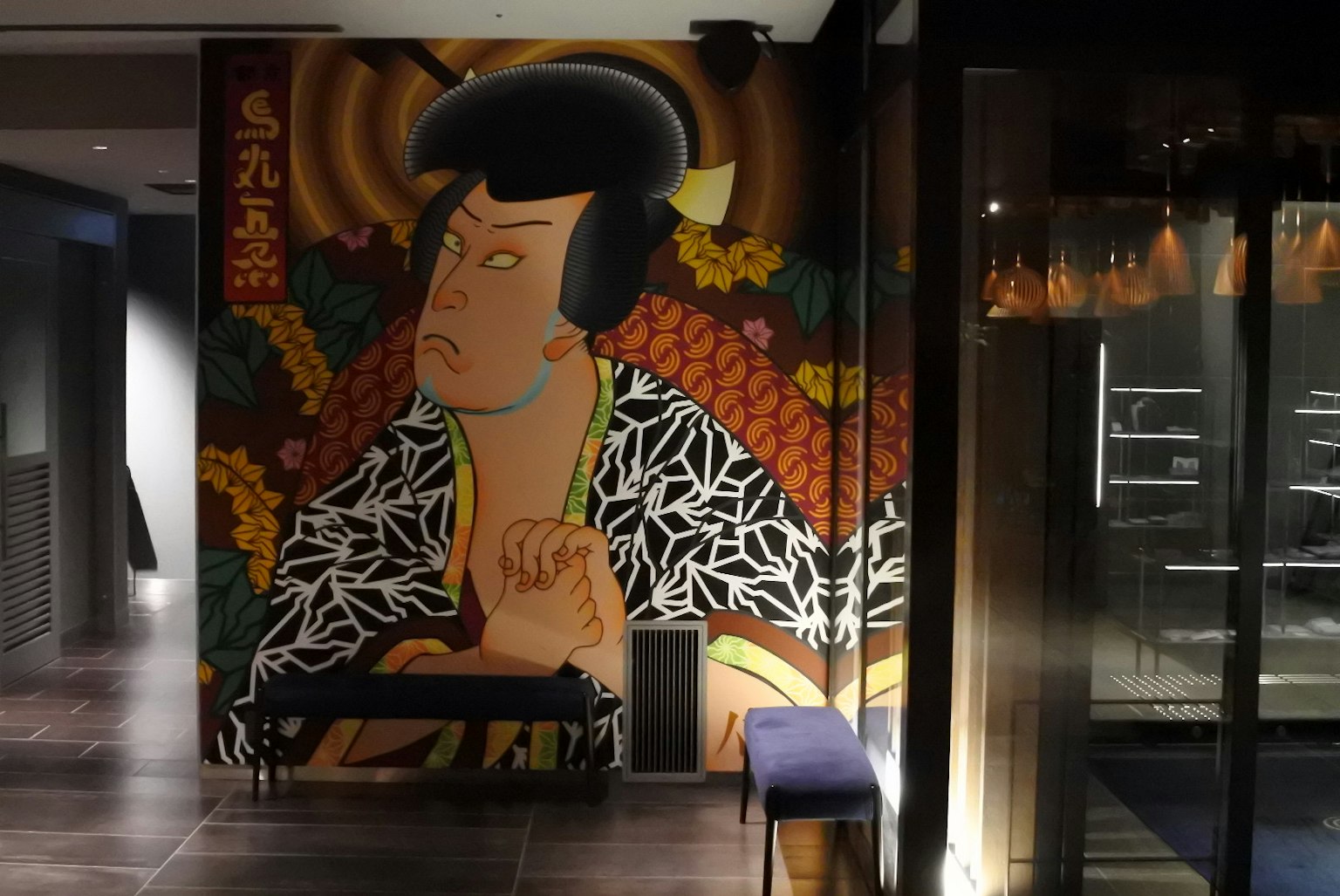 色彩繽紛的日本女性壁畫與花卉背景
